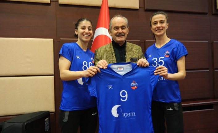 İçem Eskişehir Hentbol Takımından Başkan Büyükerşen'e Ziyaret
